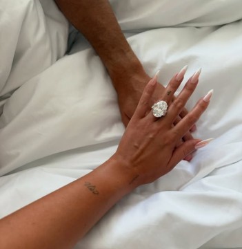 Kekasih Cristiano Ronaldo, Georgina Rodriguez saat mengunggah cincin berlian lamarannya. [Instagram]